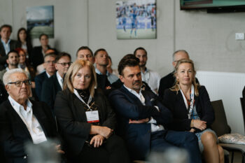 Menschen im Publikum schauen zur Bühne